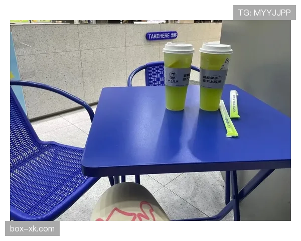 崔家溪训练完回家路上顺手买了杯奶茶，结果被粉丝认出来狂拍——他喝的那杯是全糖加双倍珍珠