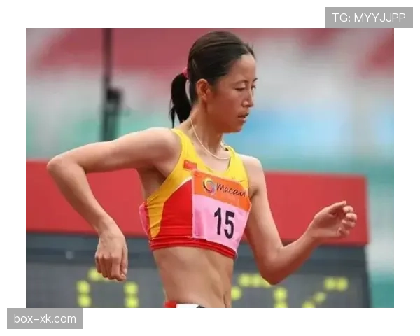 吕小军训练完啃鸡腿的样子，真不像拿过三届奥运冠军的人